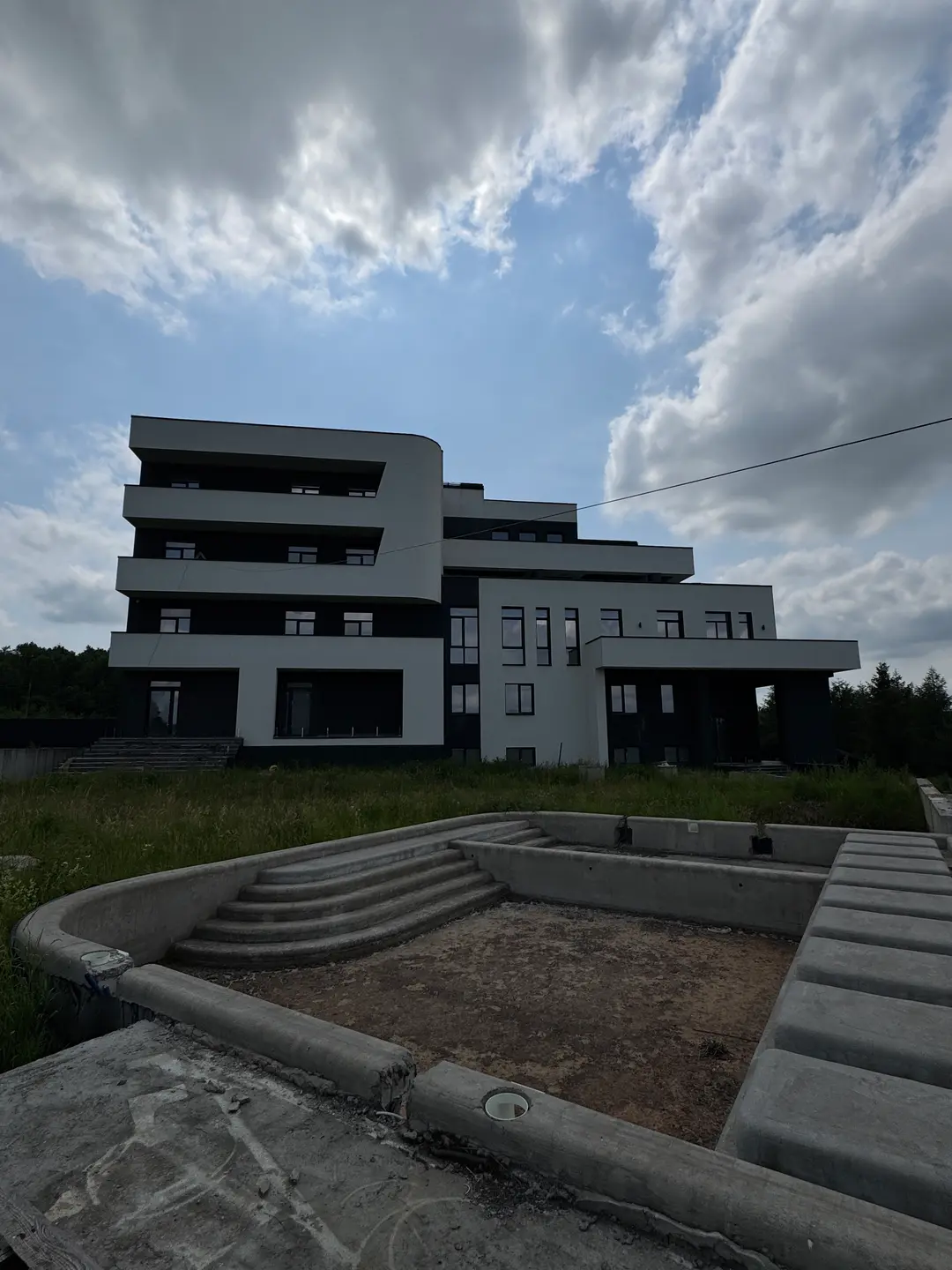 Корпус з боку басейнів