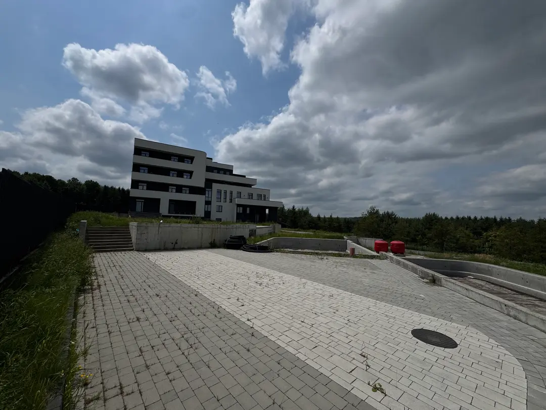 Зона відпочинку біля басейнів